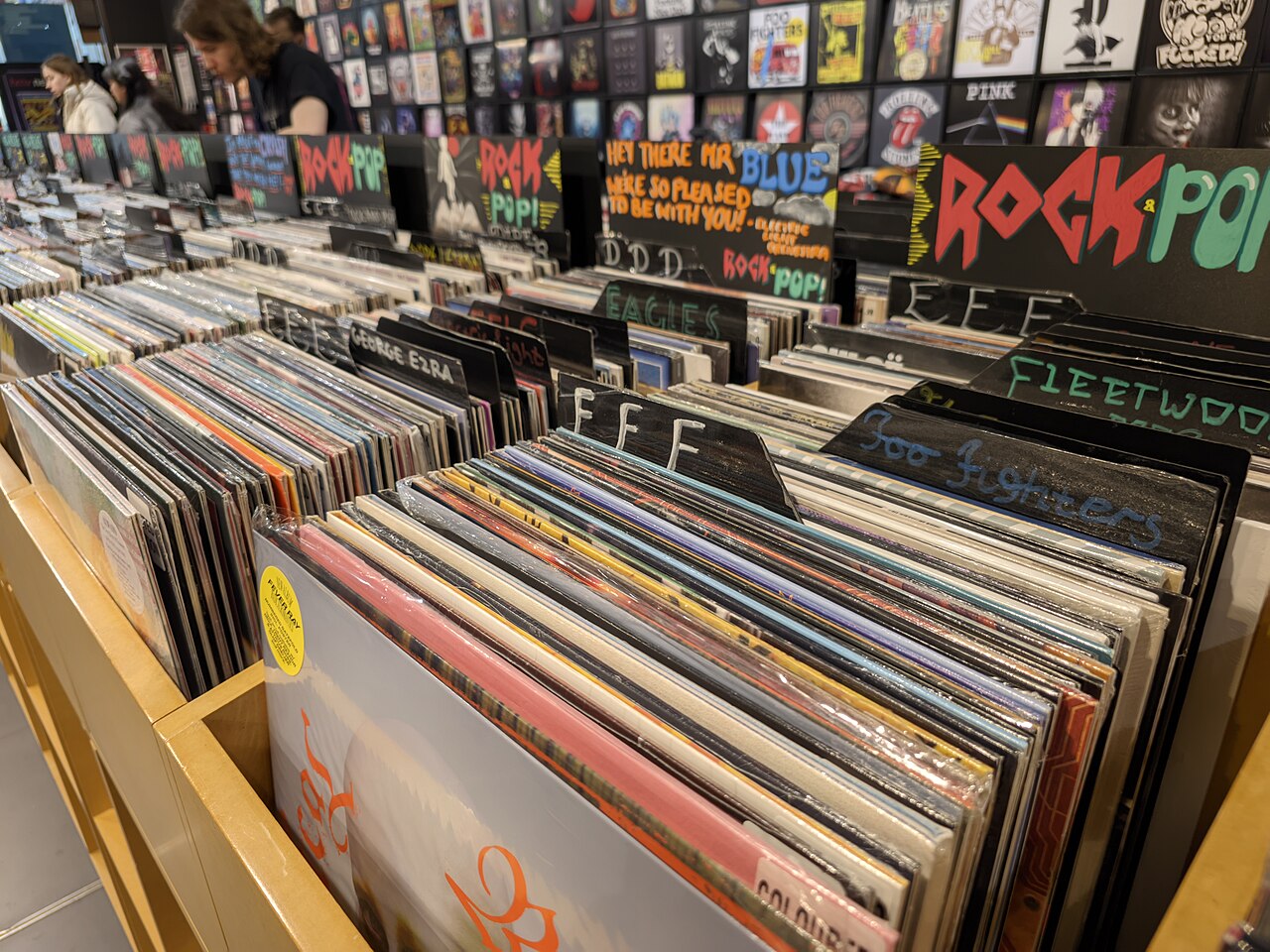 Vinyl vs Streaming: Why Record Sales Keep Growing in the Streaming Era